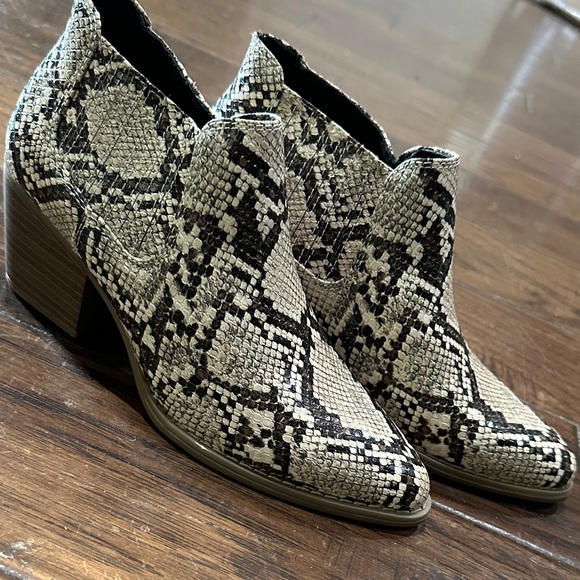 a.n.a Shoes - a.n.a Black and‎ Cream Patterned Ankle Booties